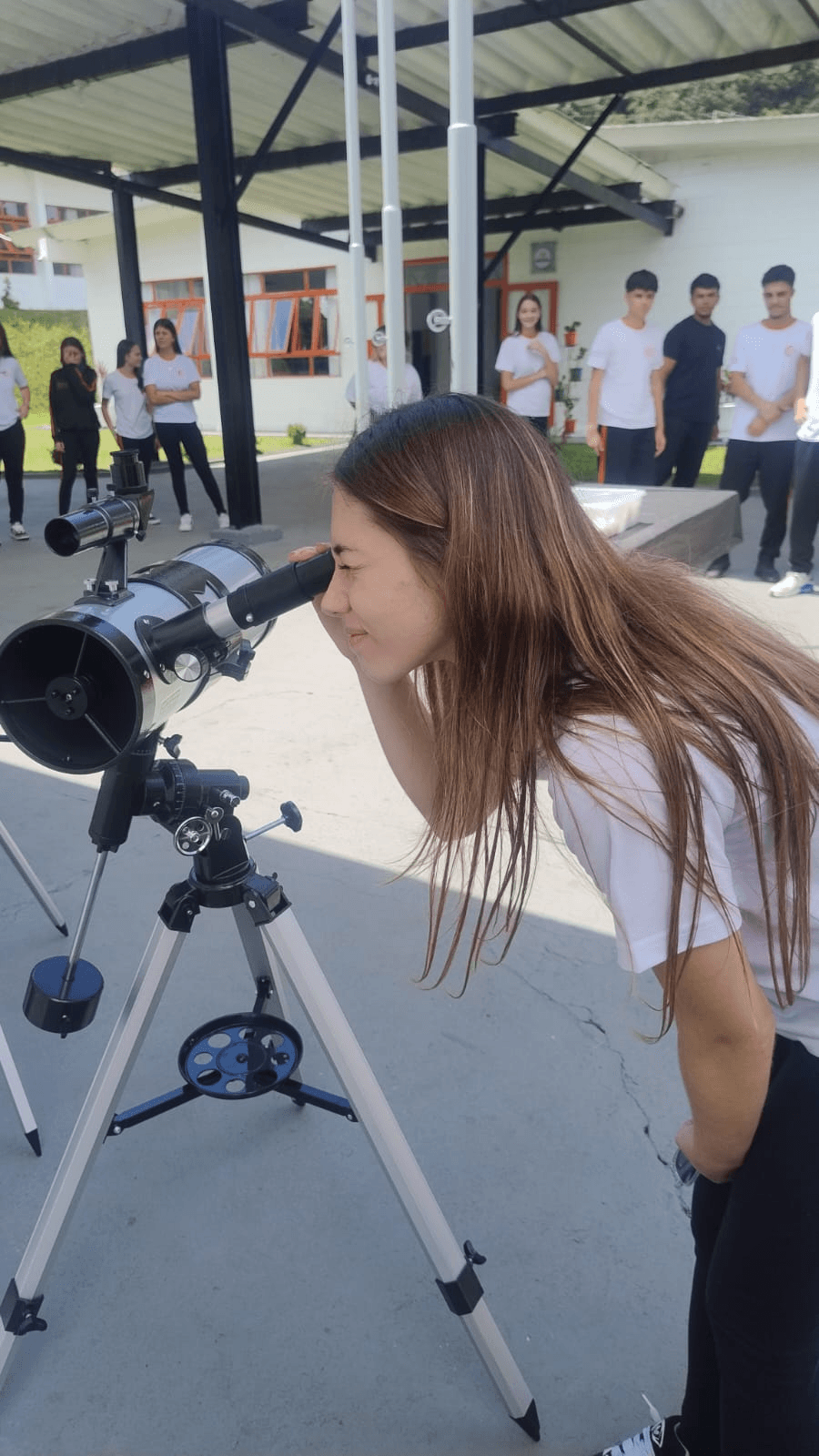 Aluno observando pelo telescópio durante atividade de astronomia